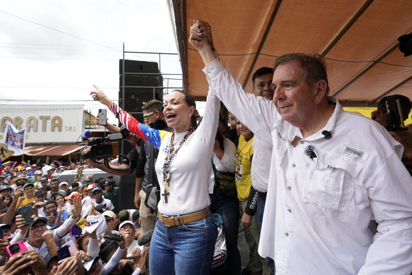 Cumhurbaşkanlığı seçimleri için düzenlenmiş bir mitingde Edmundo Gonzalez, Maria Corina Machado ile beraber Barinas'ta halkı selamlıyor, 26 Temmuz 2024