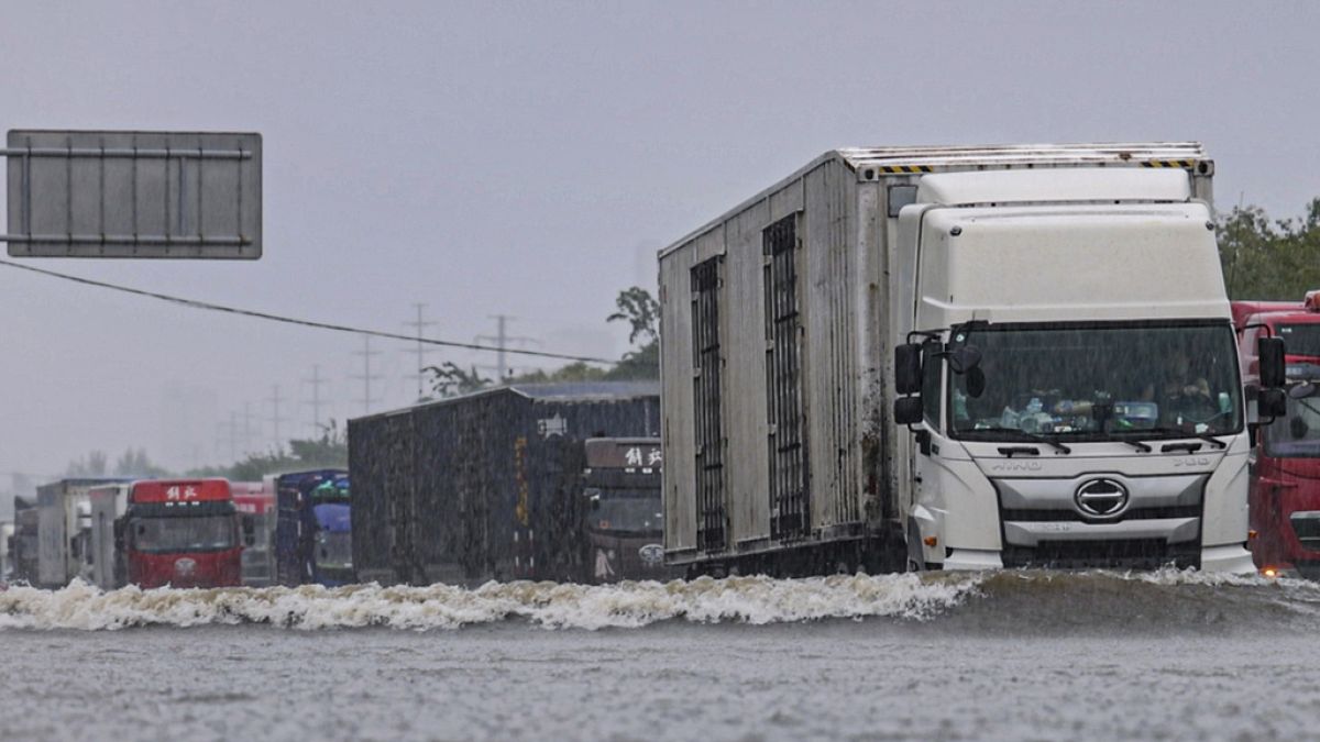 Çin'in Shenyang kentinde araçlar sel suları arasında güçlükle ilerliyor, 26 Temmuz 2024