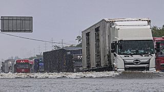 Çin'in Shenyang kentinde araçlar sel suları arasında güçlükle ilerliyor, 26 Temmuz 2024