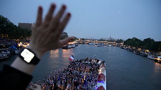 Comitiva francesa a bordo de um barco no rio Sena durante a cerimónia de abertura dos Jogos Olímpicos de Paris 2024 