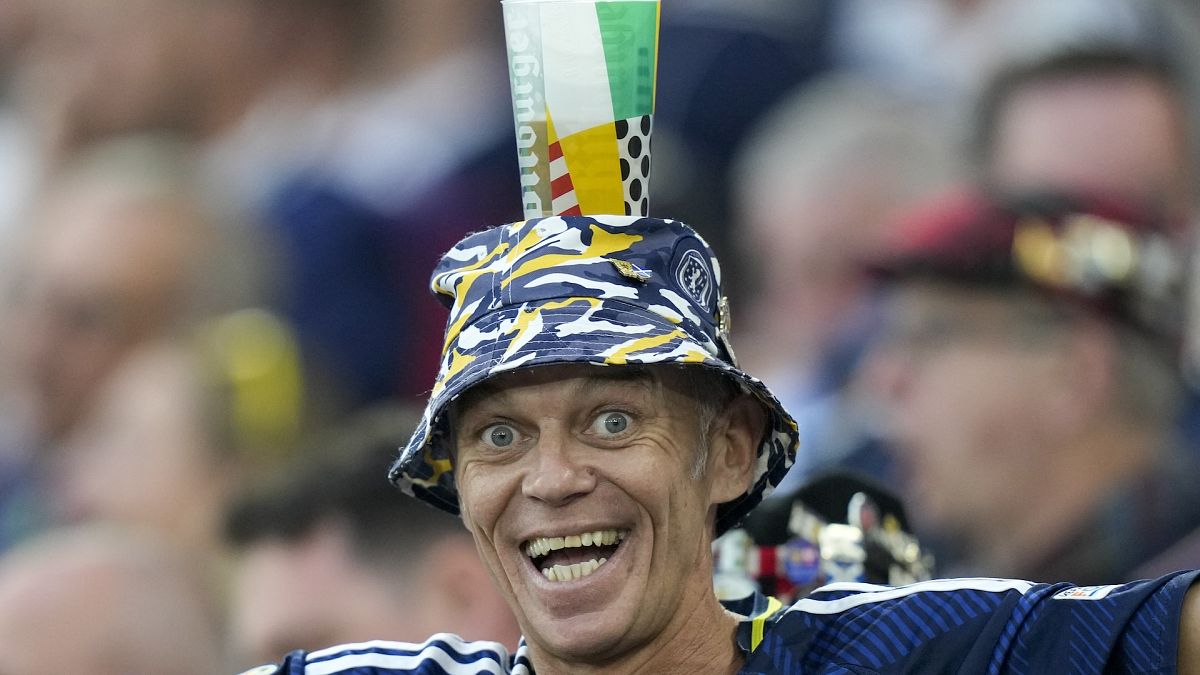 Un aficionado escocés equilibra un vaso de cerveza sobre su cabeza antes de un partido del Grupo A entre Escocia y Hungría en el torneo de fútbol Euro 2024 en Stuttgart, Alemania.