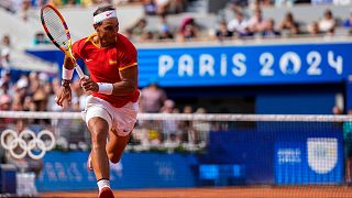 El español Rafael Nadal corre a por una pelota durante su partido contra el húngaro Marton Fucsovics en la competición individual masculina de tenis,