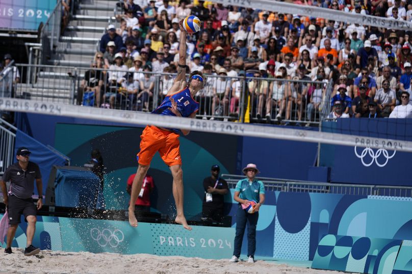 L'olandese Steven van de Velde serve durante una partita di beach volley contro l'Italia alle Olimpiadi 2024, domenica 28 luglio 2024, Parigi, Francia