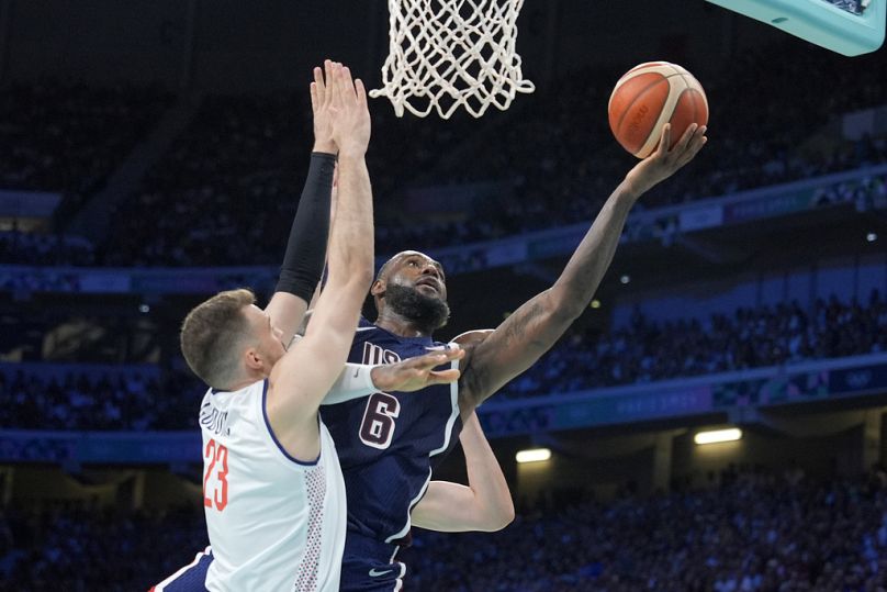LeBron James in azione contro la Serbia