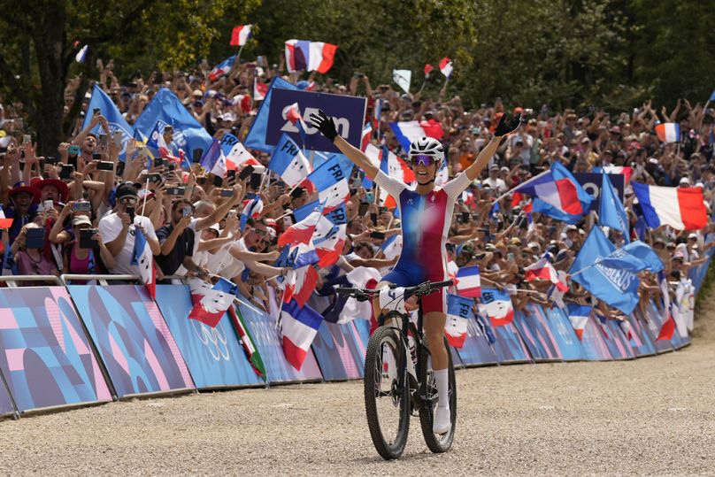 La francese Pauline Ferrand-Prevot festeggia la vittoria nella gara femminile di mountain bike alle Olimpiadi 2024, domenica 28 luglio 2024, a Elancourt, Francia