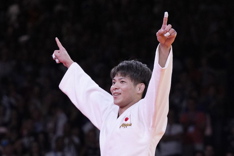 Il giapponese Hifumi Abe festeggia dopo aver sconfitto il brasiliano Willian Lima nella finale di judo a squadre maschile (66 kg) alla Champ-de-Mars Arena di Parigi
