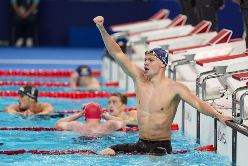Il francese Léon Marchand festeggia dopo aver vinto la finale dei 400 metri misti maschili alle Olimpiadi 2024
