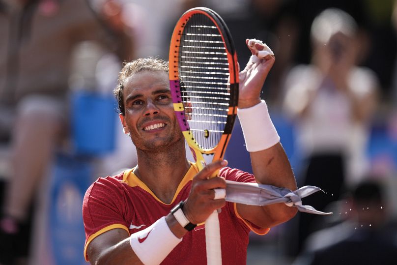 Lo spagnolo Rafael Nadal celebra la sua vittoria sull'ungherese Marton Fucsovics nel torneo maschile singolare ai Giochi estivi 2024, domenica 28 luglio 2024