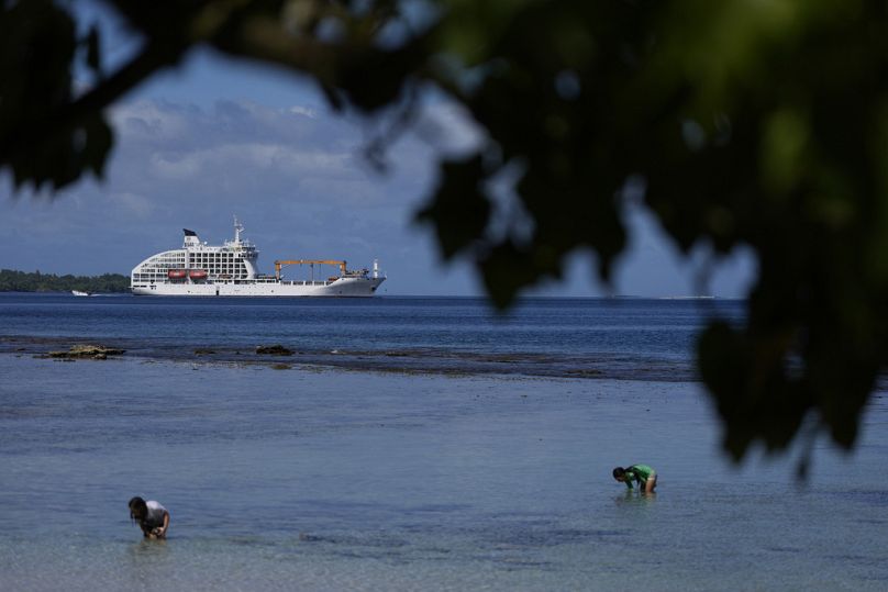 La nave da crociera Aranui 5 si trova al largo della costa in vista della gara di surf delle Olimpiadi 2024, venerdì 26 luglio 2024, vicino a Teahupo'o, Tahiti