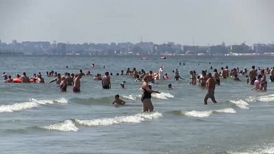 السياح يملؤون الشواطئ الرومانية مع تحسن الطقس