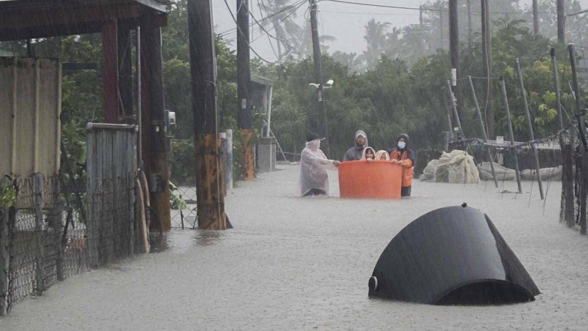 Un glissement de terrain bloque une route dans la province centrale du Hunan en Chine.