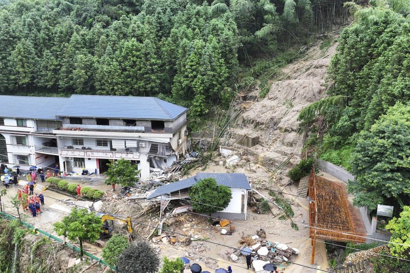 Ein durch eine Schlammlawine zerstörtes Haus im Dorf Yuelin in China.