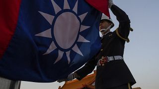 Una guardia d'onore partecipa alla cerimonia di abbassamento della bandiera presso il Chiang Kai Shek Memorial Hall di Taipei, 12 gennaio 2024.