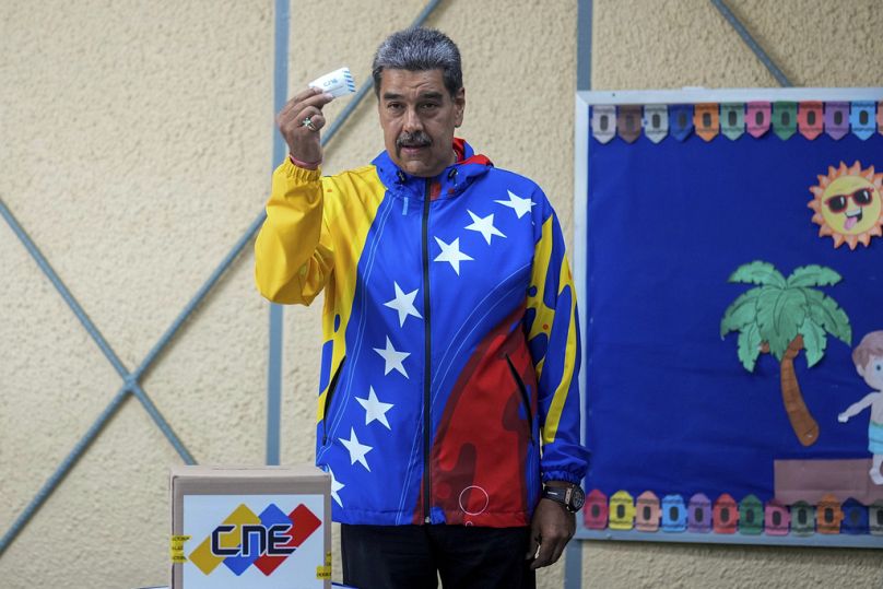 Nicolás Maduro votando. 