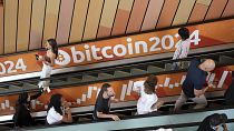 Le persone arrivano alla conferenza Bitcoin 2024 sabato 24 luglio 2024 a Nashville, Tenn.