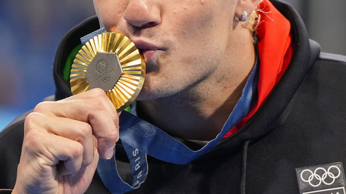 Der italienische Goldmedaillengewinner Nicolo Martinenghi posiert nach dem 100-Meter-Brustschwimmen-Finale der Männer bei den Olympischen Sommerspielen 2024, 28. Juli 2024