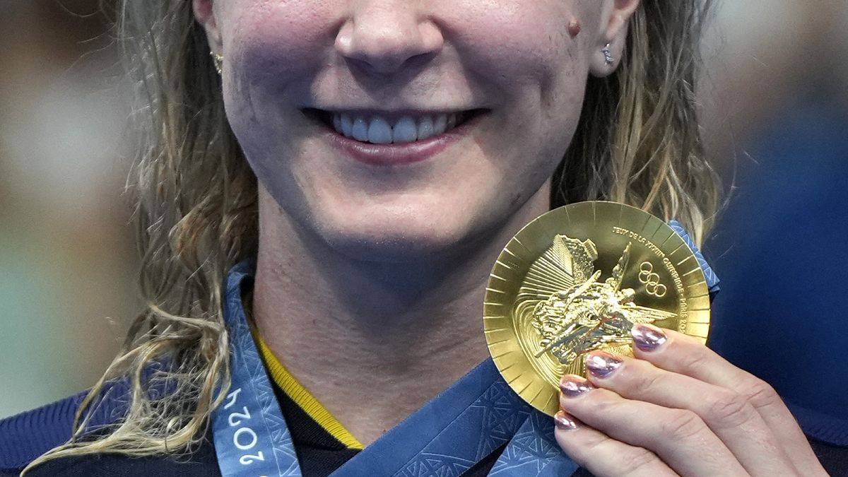 Sweden's Sarah Sjoestroem poses with her gold medal following the women's 100-metre freestyle final at the 2024 Summer Olympics, 31 July 2024, FILE Sweden's Sarah Sjoestroem poses with her gold medal following the women's 100-metre freestyle final at the 2024 Summer Olympics, 31 July 2024, FILE