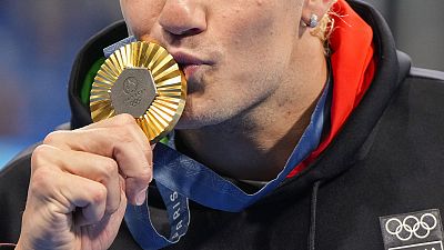 Der italienische Goldmedaillengewinner Nicolo Martinenghi posiert nach dem 100-Meter-Brustschwimmen-Finale der Männer bei den Olympischen Sommerspielen 2024, 28. Juli 2024