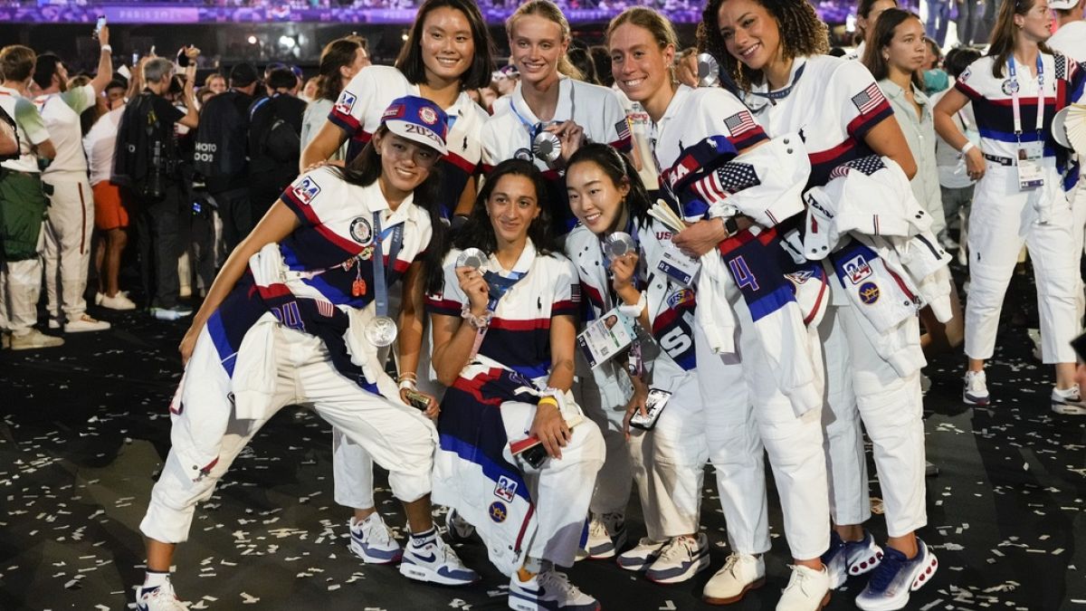 Les athlètes américains posent pour une photo de groupe lors de la cérémonie de clôture des Jeux olympiques d'été de 2024 au Stade de France, lundi 12 août 2024, à Saint-Denis