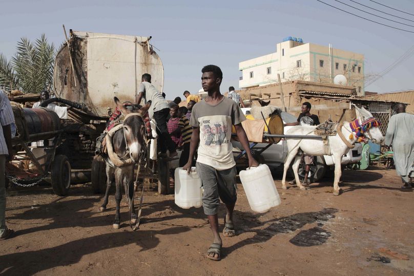 يتجمع الناس لجمع المياه في الخرطوم بالسودان في 28 مايو 2023 خلال هدنة استمرت أسبوعًا توسطت فيها الولايات المتحدة والسعودية