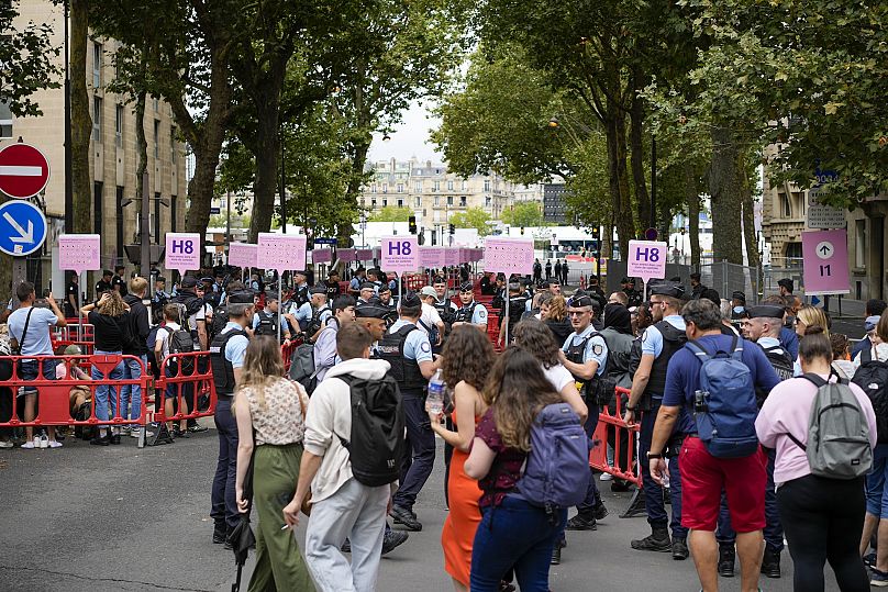 Uma multidão nas ruas de Paris antes da cerimónia de abertura