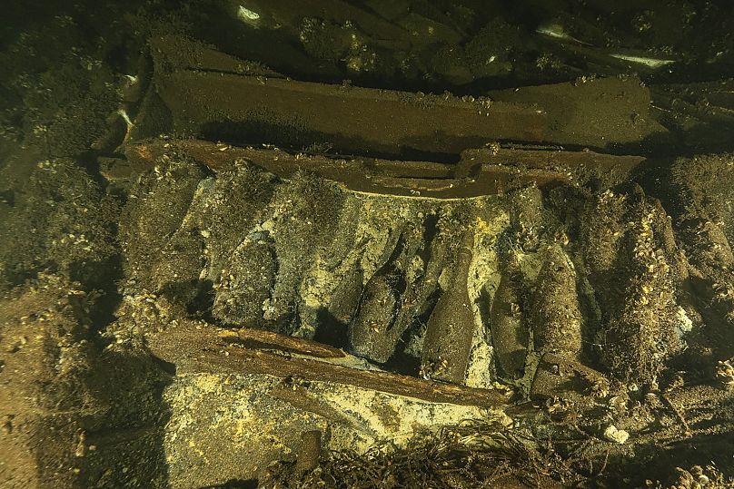 Champagnerflaschen in einem Wrack eines Segelschiffs aus dem 19. Jahrhundert