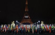 Katılımcı ülkelerin bayrakları, 26 Temmuz 2024 Cuma günü Fransa'nın Paris kentinde düzenlenen 2024 Yaz Olimpiyatları'nın açılış töreninde taşınıyor.