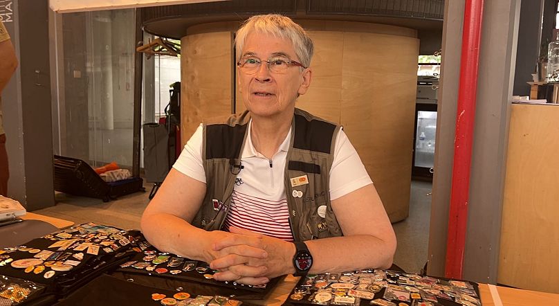 La "superfan olímpica" Catherine Salaün intercambia sus pins en la sede del Parque de las Naciones