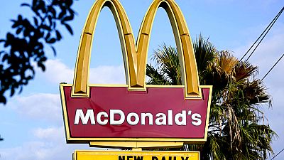 لافنة خارج مطعم ماكدونالدز في برادنتون بولاية فلوريدا 