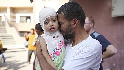 Un Palestinien dit au revoir à sa fille malade avant de quitter la bande de Gaza pour aller se faire soigner à l'étranger