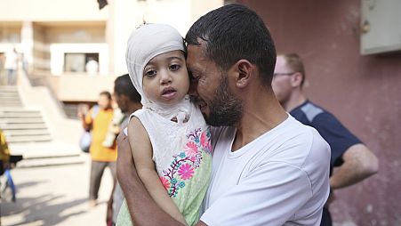 Un Palestinien dit au revoir à sa fille malade avant de quitter la bande de Gaza pour aller se faire soigner à l'étranger