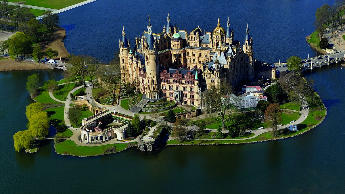 Le château est situé sur une île du lac de Schwerin. Le jardin s'appelle le jardin du château.