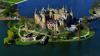 El palacio está situado en una isla del lago de Schwerin. El jardín se llama Jardín del Castillo.