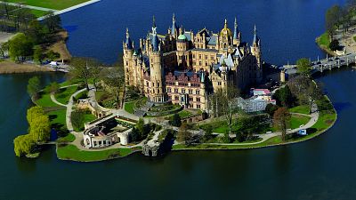 Дворец расположен на острове в Шверинском озере. Сад называется Замковым садом.