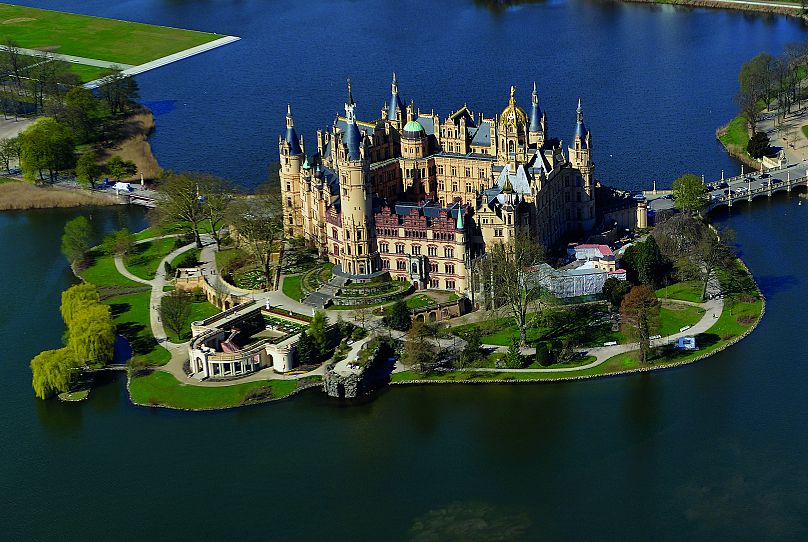 O Palácio está situado numa ilha do Lago Schwerin. O jardim da ilha chama-se Jardim do Castelo