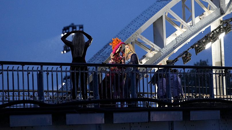 A drag queen Piche prepara-se para atuar na Ponte Debilly, em Paris, durante a cerimónia de abertura dos Jogos Olímpicos de verão de 2024, na sexta-feira, 2 de julho de 2024.