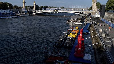 Embarcações ao longo do rio Sena, enquanto o local do evento de triatlo fica em segundo plano nos Jogos Olímpicos de verão de 2024, domingo 28 julho