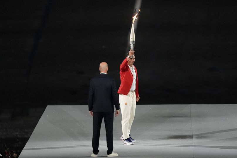 Zinedine Zidane transmet la flamme olympique à Rafael Nadal lors de la cérémonie d'ouverture des Jeux de Paris