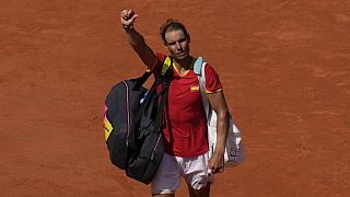 Der Spanier Rafael Nadal verlässt das Spielfeld, nachdem er gegen den Serben Novak Djokovic verloren hat.