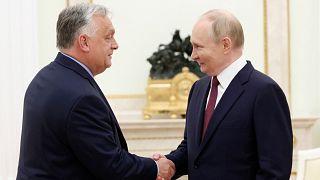 Rusya Devlet Başkanı Vladimir Putin, sağda, ve Macaristan Başbakanı Viktor Orban 5 Temmuz 2024 Cuma günü Moskova, Rusya'da bir toplantı sırasında el sıkıştılar.