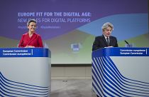 I commissari europei Margrethe Vestager e Thierry Breton durante una conferenza sul Digital Services Act. 