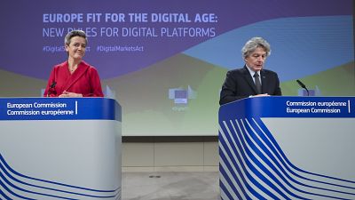 Os Comissários Europeus Margrethe Vestager e Thierry Breton durante uma conferência sobre a Lei dos Serviços Digitais. 