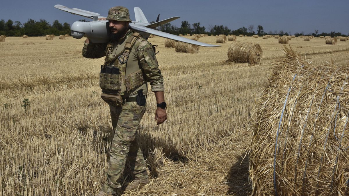 Un soldado de la 15ª Brigada de la Guardia Nacional de Ucrania transporta un dron de reconocimiento en la región de Zaporizhzhia, Ucrania, el lunes 29 de julio de 2024. (AP Photo/Andriy Andriyenko)