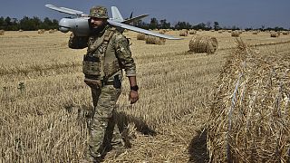 Ein Soldat der 15. Brigade der ukrainischen Nationalgarde trägt eine Aufklärungsdrohne in der Region Saporischschja, Ukraine, Montag, 29. Juli 2024. (AP Photo/Andriy Andriyenko)