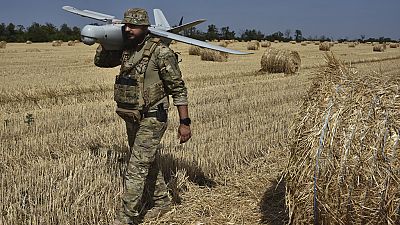 Un soldado de la 15ª Brigada de la Guardia Nacional de Ucrania transporta un dron de reconocimiento en la región de Zaporizhzhia, Ucrania, el lunes 29 de julio de 2024. (AP Photo/Andriy Andriyenko)