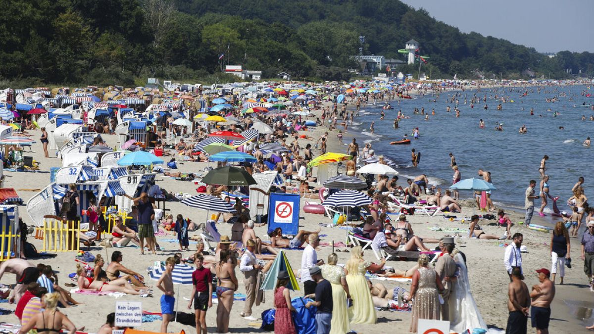 Una spiaggia affollata di bagnanti 