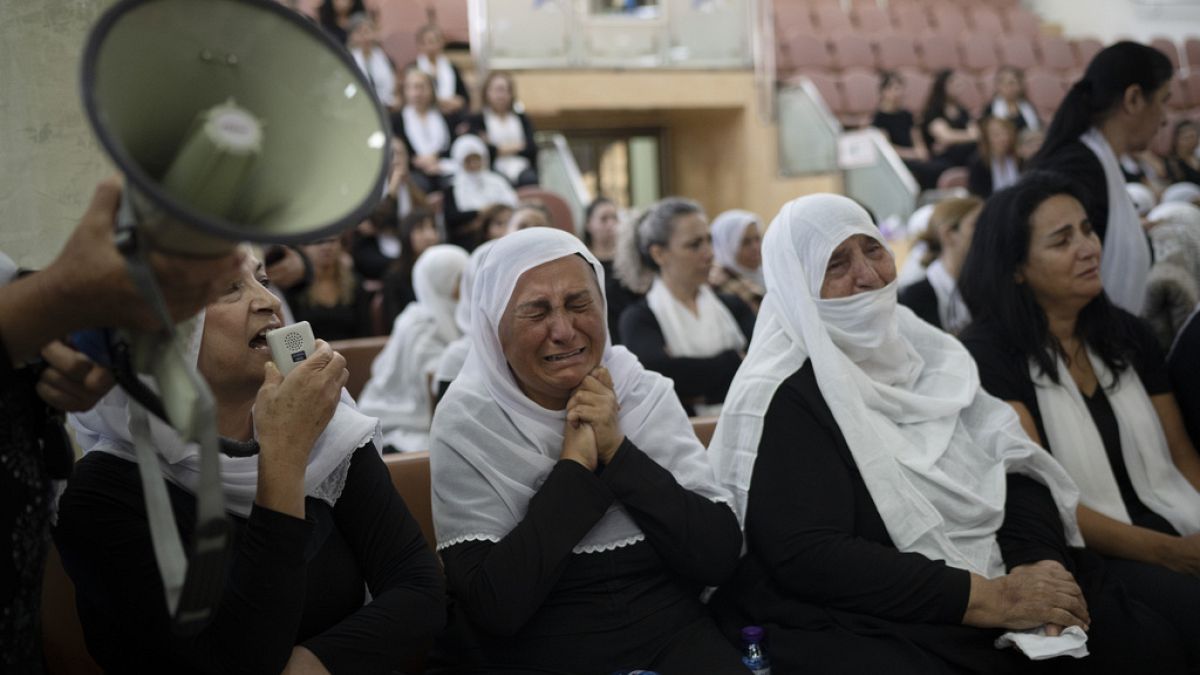 Des membres de la minorité druze assistent à une cérémonie à la mémoire des enfants et des adolescents tués lors d'un tir de roquette dans le village de Majdal Shams (AP Photo/Leo Correa).