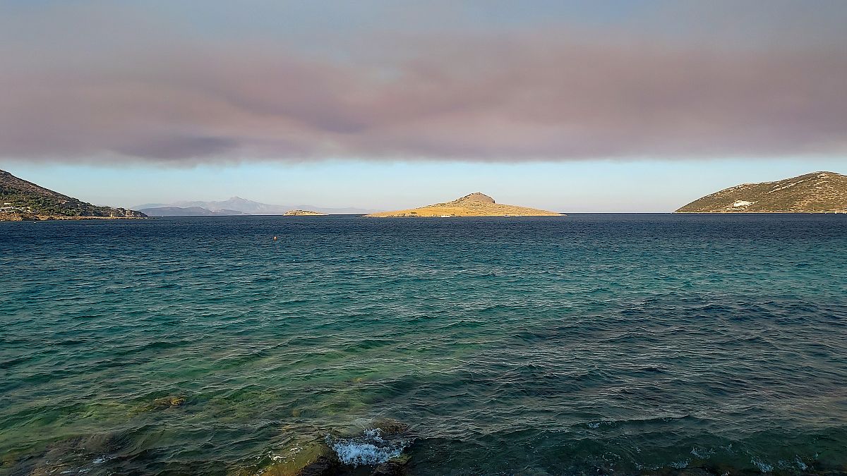 Ορατή από το Πόρτο Ράφτη η φωτιά στις Πετριές