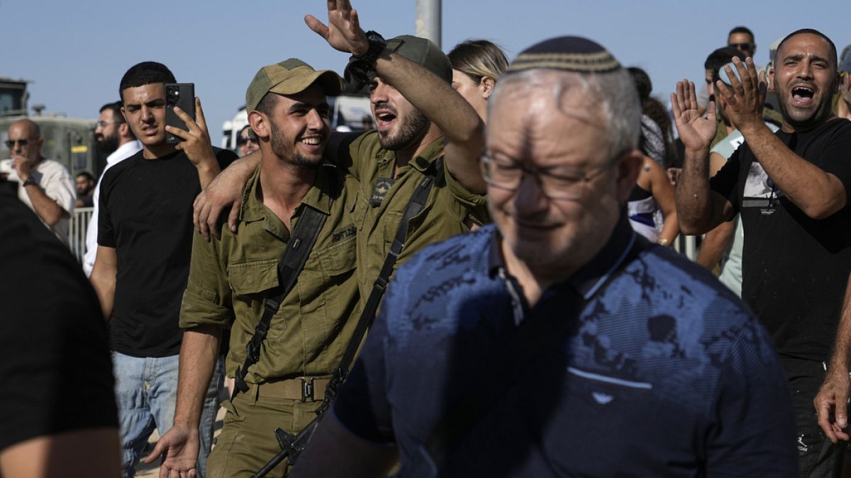 Des manifestants près de la prison israélienne de Sde Teiman