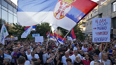 Des personnes participent à une manifestation à Sabac, en Serbie, le lundi 29 juillet 2024. (AP Photo/Darko Vojinovic)